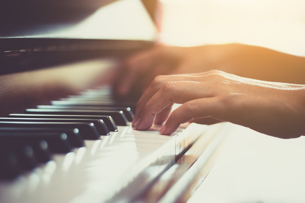 12 mejores cursos online para aprender a tocar piano en