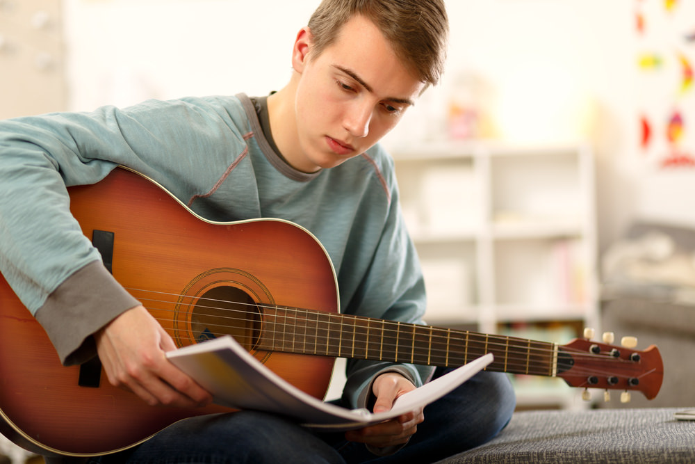 hombre-guitarra.jpg