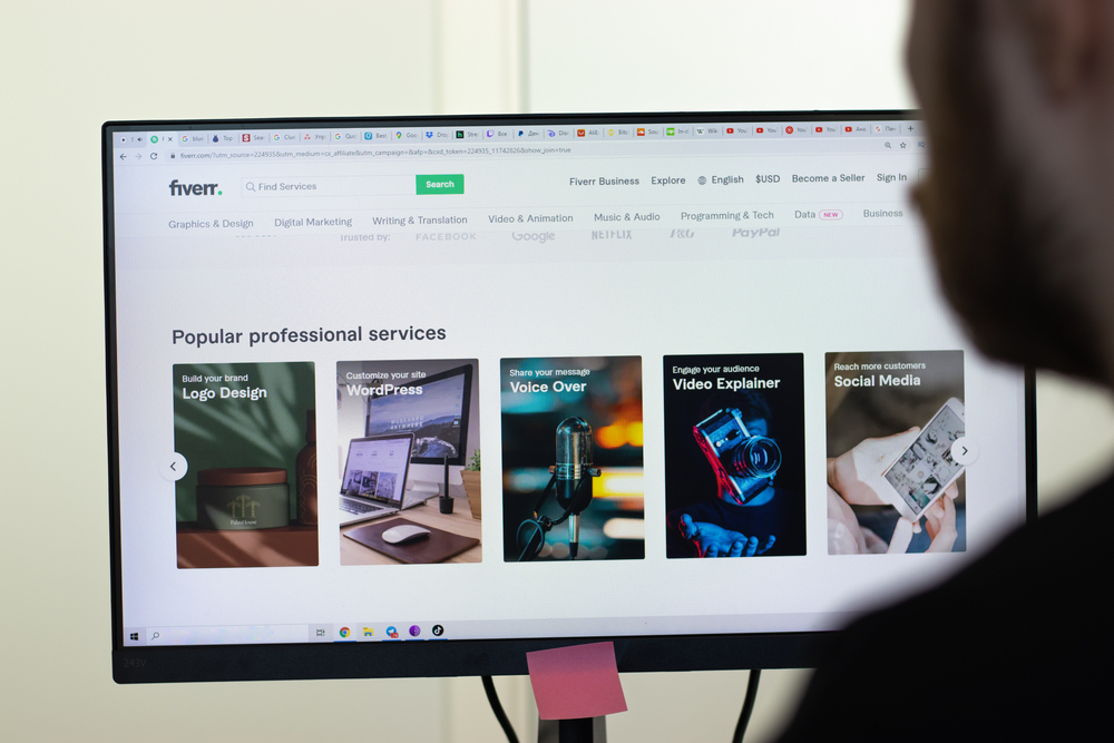 Cuando investigas sobre qué es Fiverr logras entender el sentido de su nombre. En este sitio los servicios tienen una tarifa mínima de $5 dólares, que en inglés sería “Five”. 