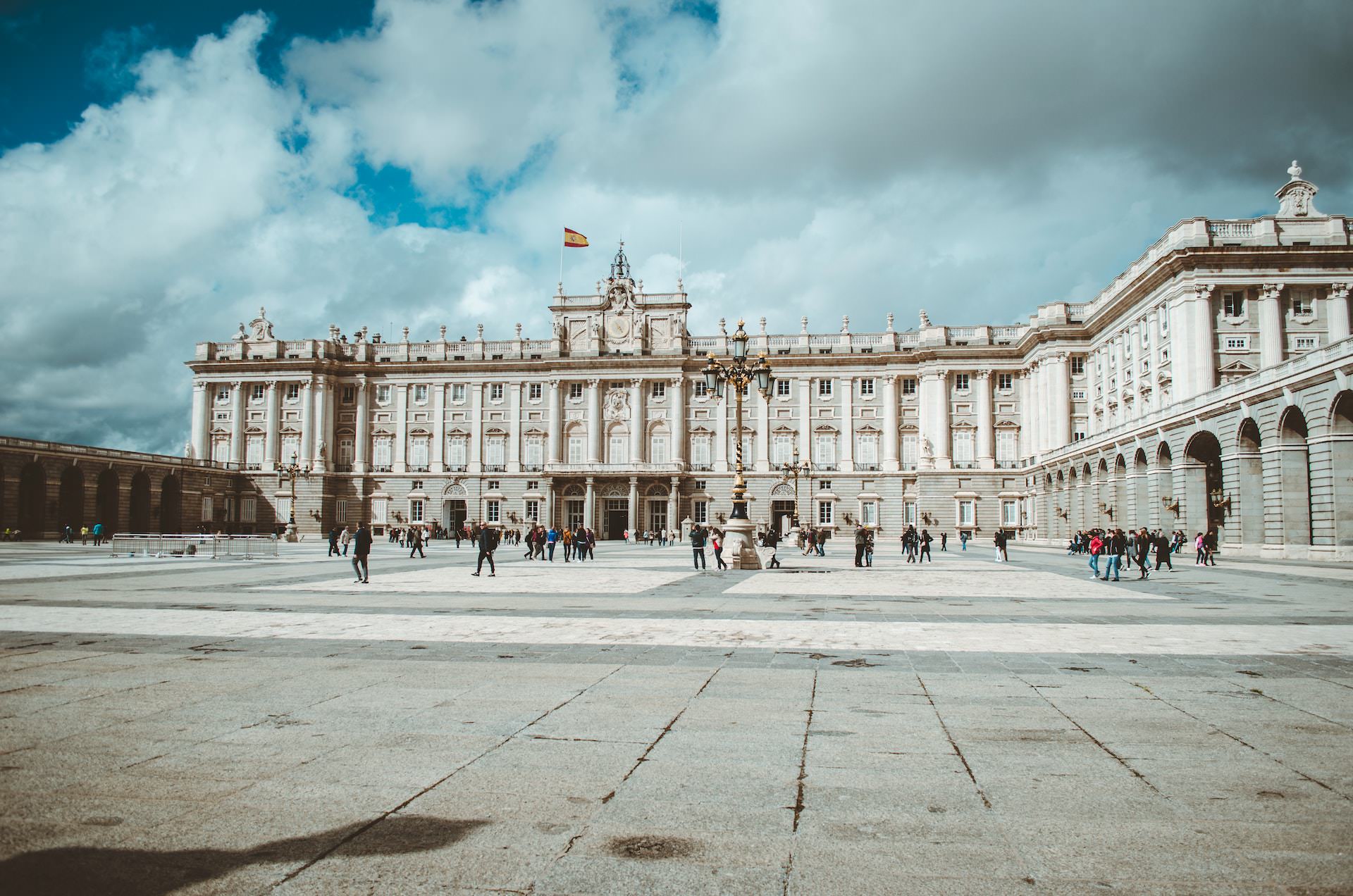 Existen becas que no requieren inglés en las que podrás viajar para aprender inglés.